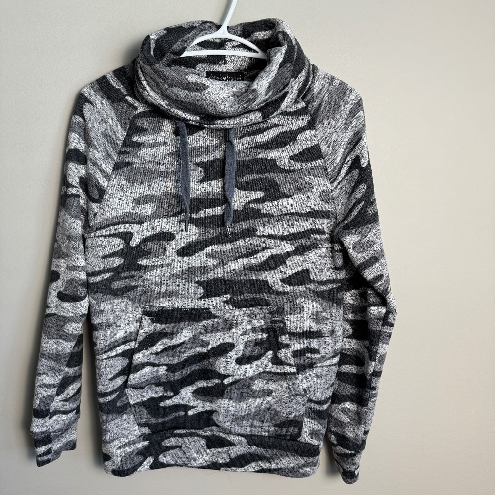 Derek Heart Women's Gray Camo Long Sleeve Turtleneck‎ Knit Pullover Size Small
